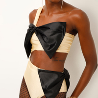 Body ombro único acetinado com laços off white
