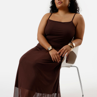 Vestido longo feminino de tule alça fina franzido plus size marrom