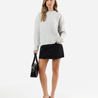 Minissaia feminina jeans cintura baixa com renda preta