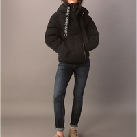 Jaqueta Feminina Curta Com Cadarço Largo Calvin Klein - Preto Jaqueta Feminina Curta Com Cadarço Largo Calvin Klein Preto m