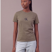 Camiseta Manga Curta Calvin Klein Jeans Feminino Rubber Patch - Militar Camiseta Manga Curta Calvin Klein Jeans Feminino Rubber Patch Militar Pp